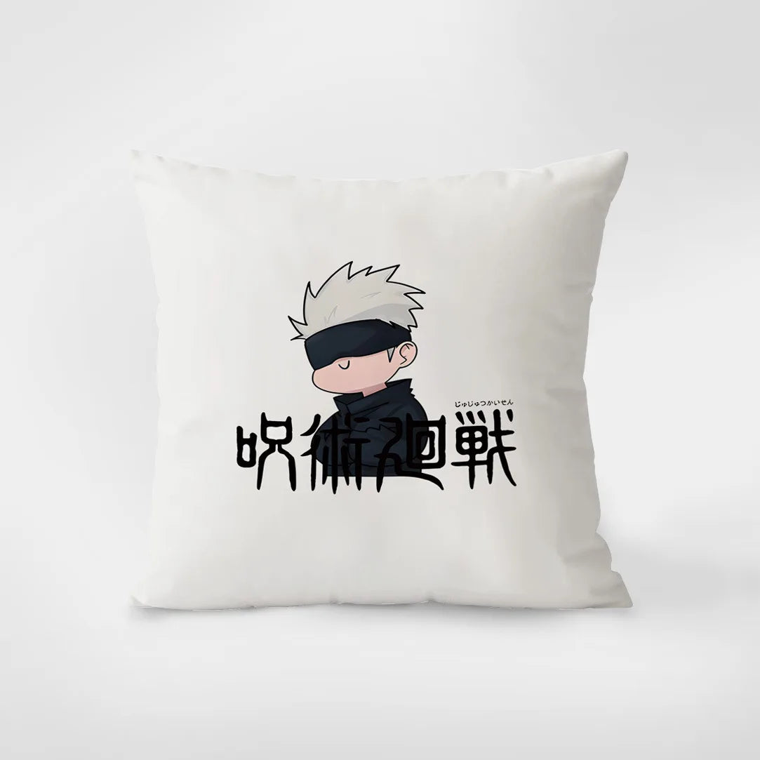 Coussin carré blanc avec illustration chibi de Gojo et texte noir.