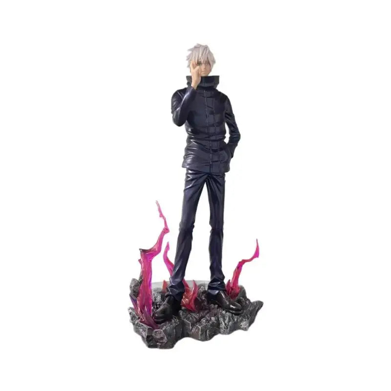 Figurine en tenue noire, cheveux blancs, debout sur socle avec flammes roses.