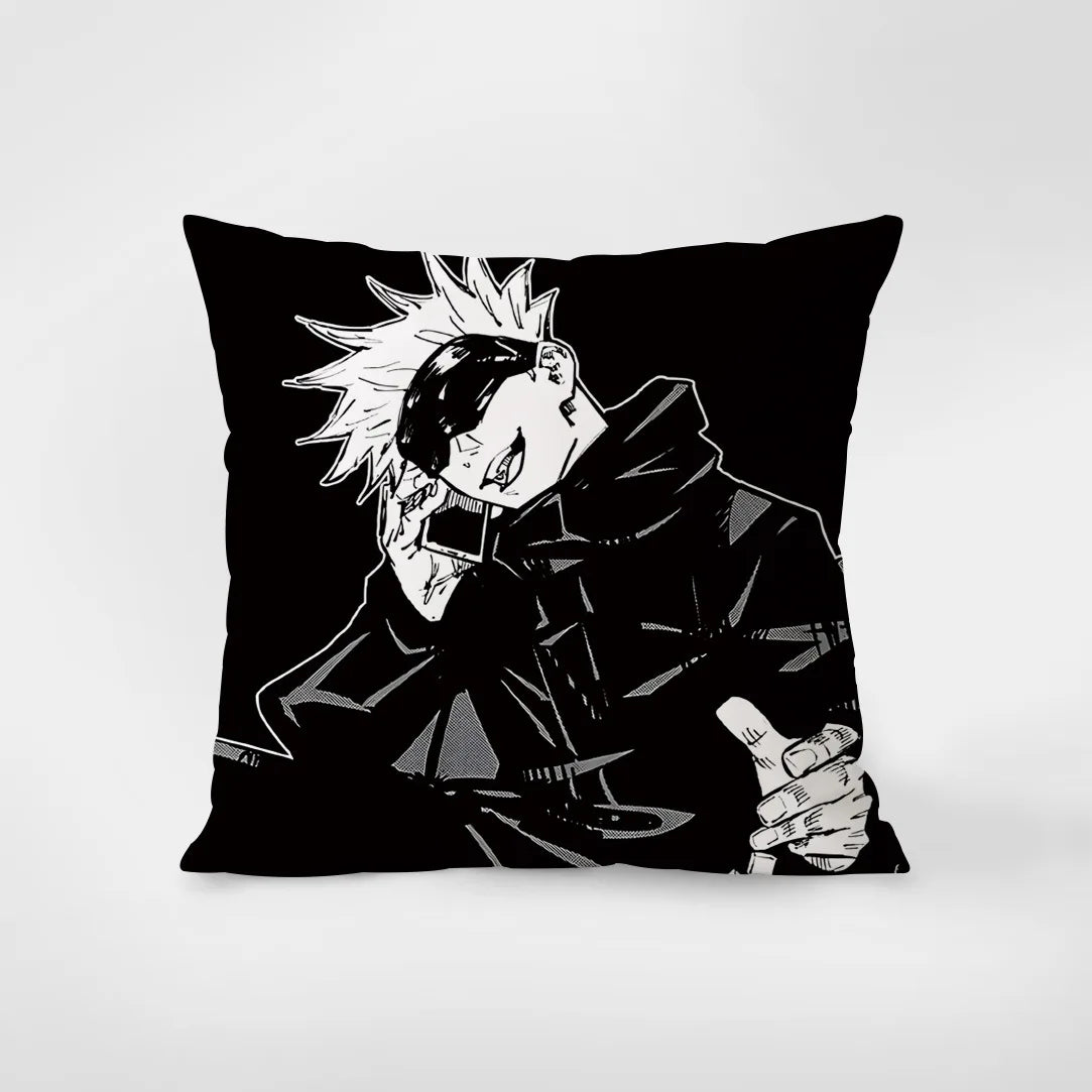 Coussin noir avec illustration manga noir et blanc d’un personnage en tenue sombre