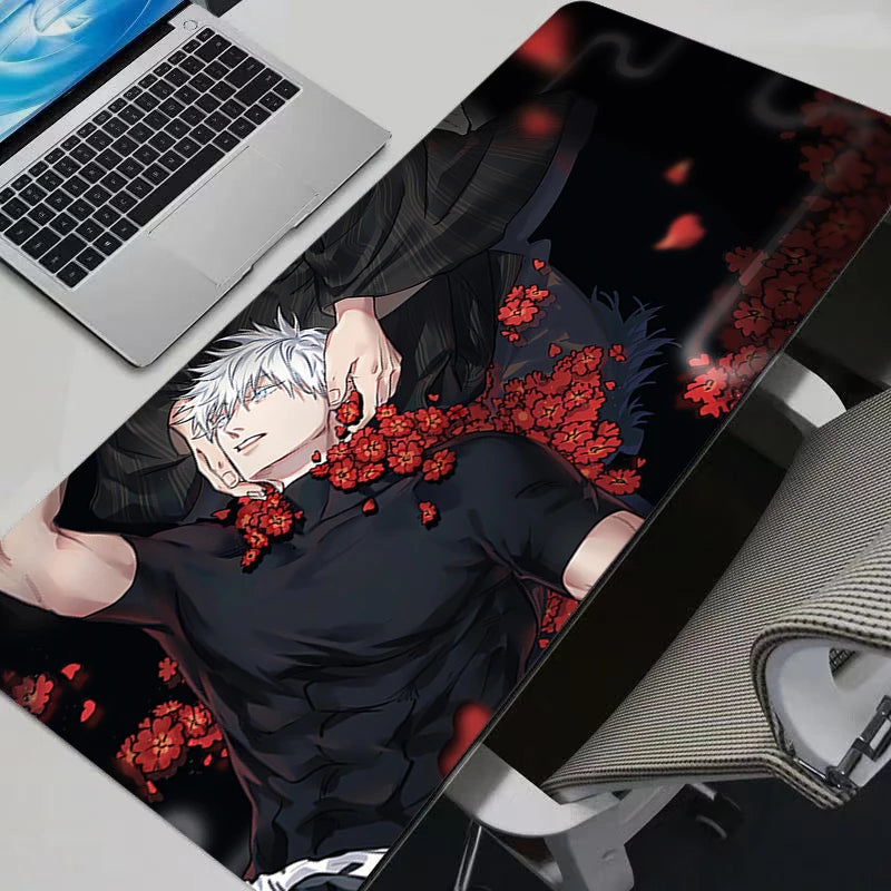 Tapis de souris avec personnage Gojo Satoru et fleurs de cerisier rouges sur fond sombre