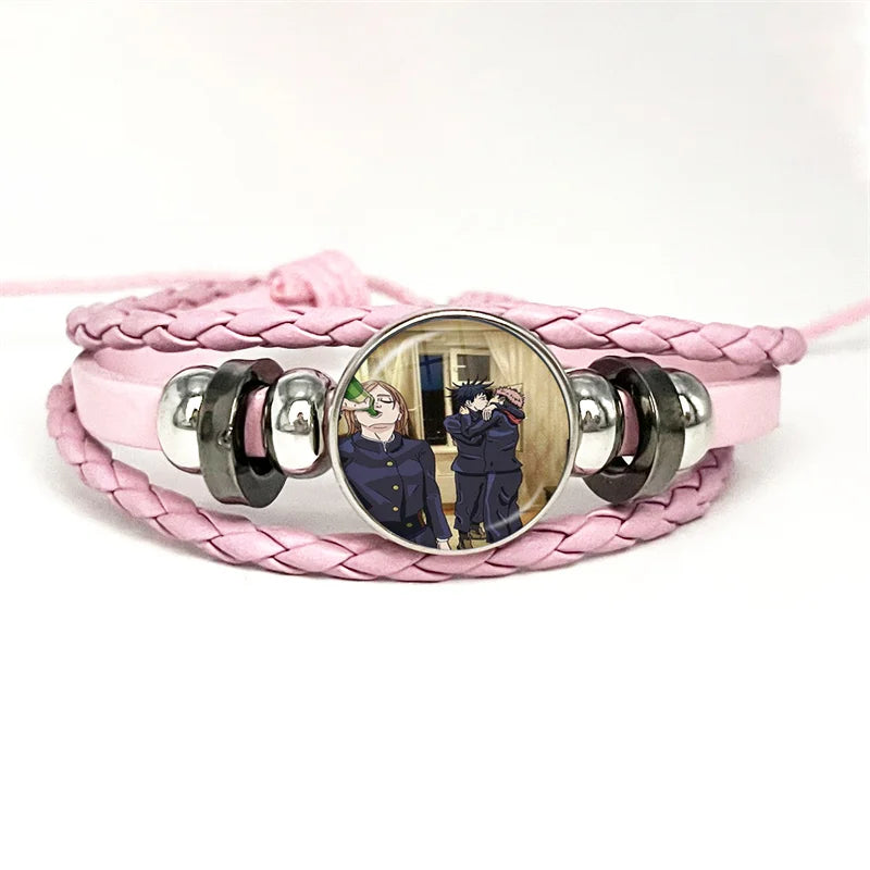 Bracelet en cuir tressé rose pâle, cabochon rond avec deux personnages manga debout.