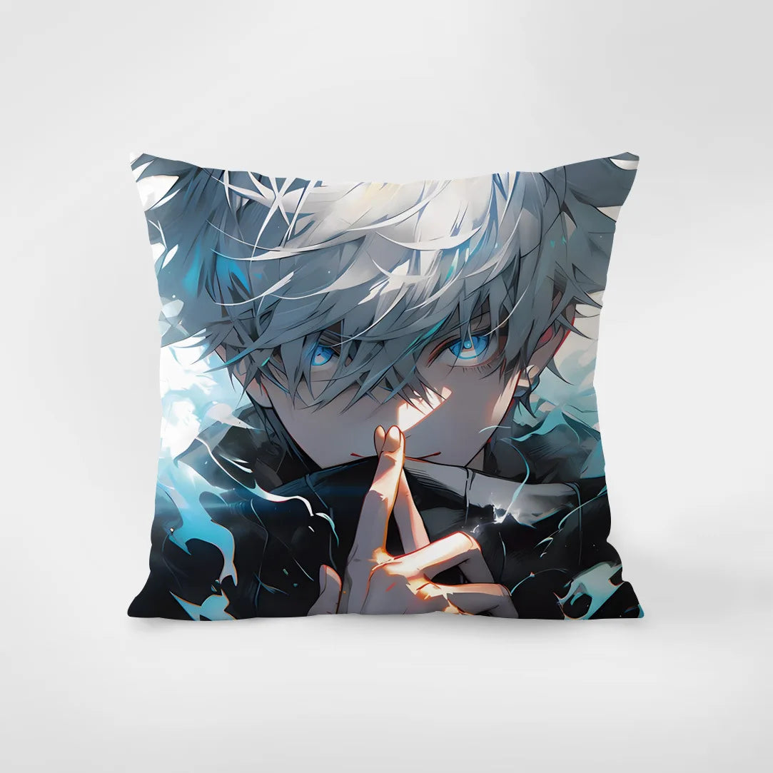 Coussin carré bleu avec illustration d’un personnage aux cheveux bleus, mains jointes