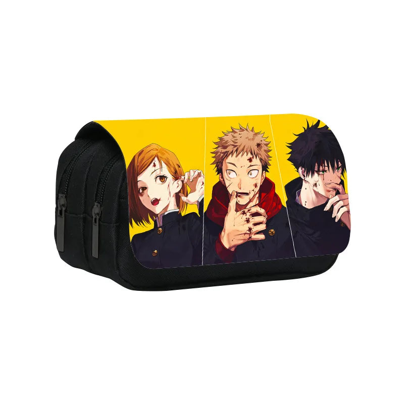 Trousse zippée noire et jaune avec visuels de trois personnages anime.