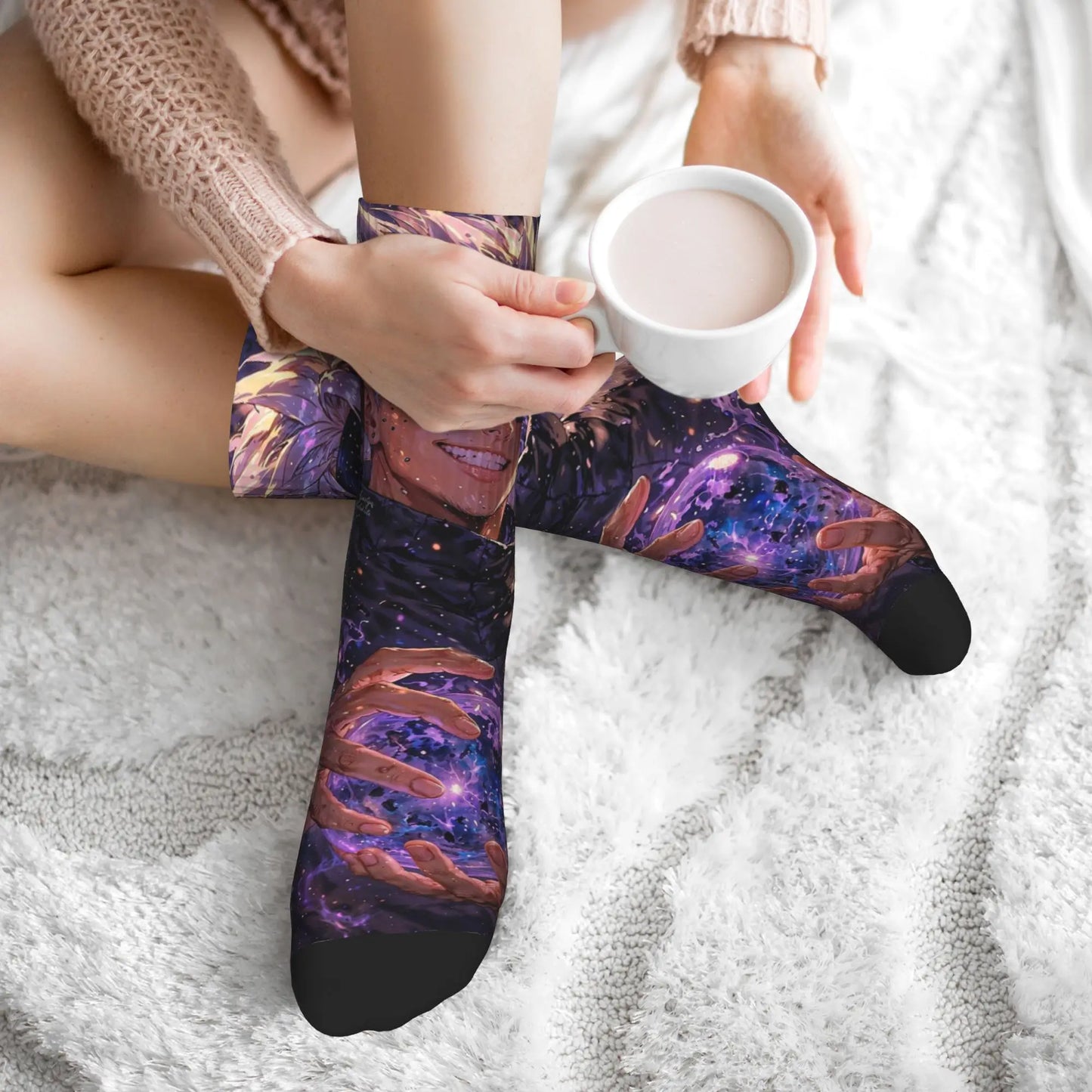 Chaussettes violettes motif cosmique, mains imprimées, pointe noire, portées au sol