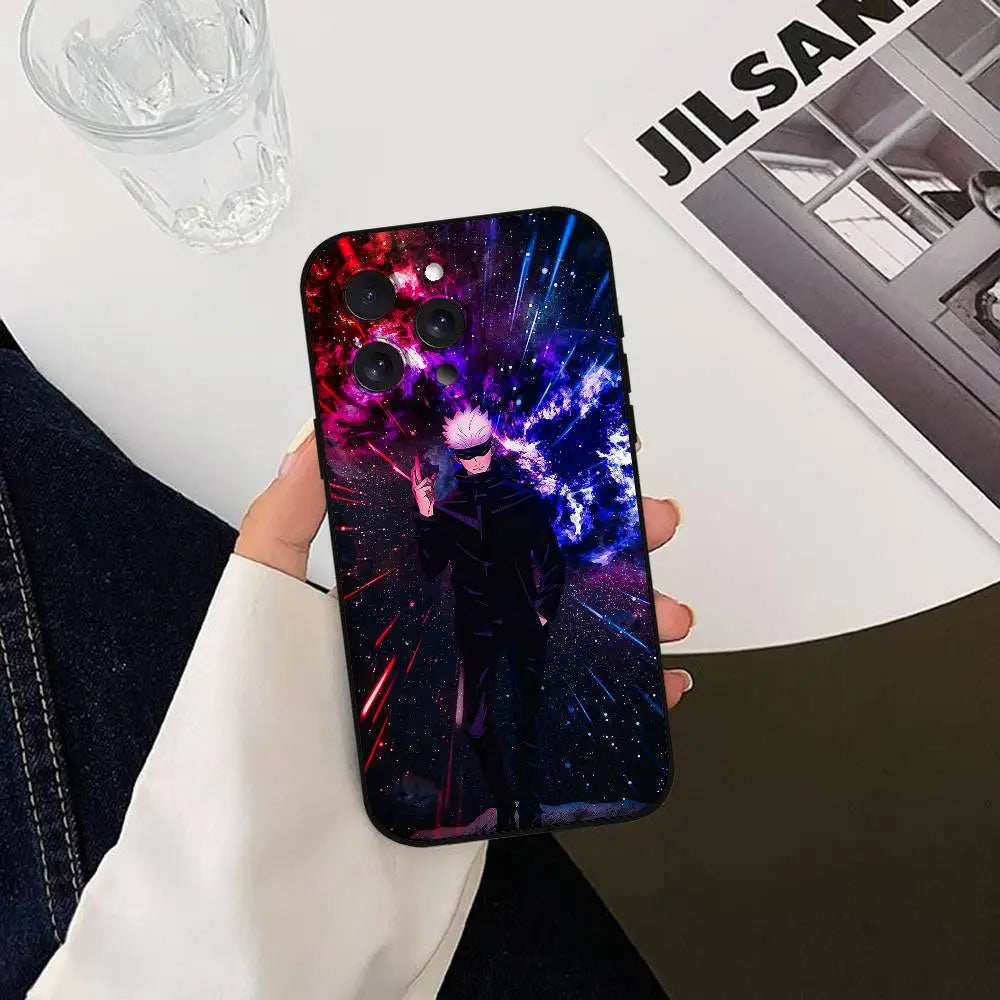 Coque iPhone noire avec personnage Jujutsu Kaisen et motifs rouge, violet, bleu