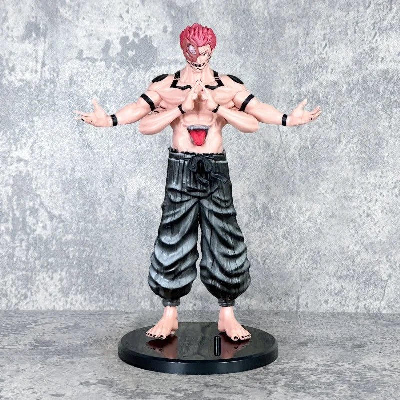 Figurine d’anime debout, cheveux rouges, torse nu, pantalon noir, socle rond.