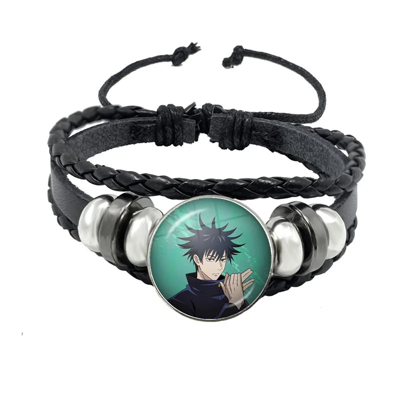 Bracelet en cuir tressé noir, perles argentées et cabochon rond au motif du personnage Kyoto.