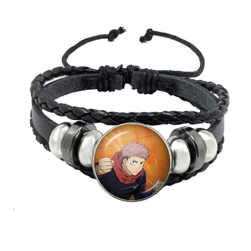 Bracelet en cuir tressé noir, perles argentées et cabochon rond au motif du personnage Kyoto.