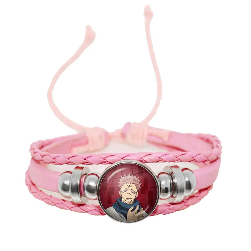 Bracelet en cuir tressé rose, perles argentées et cabochon rond au motif du personnage Kyoto.