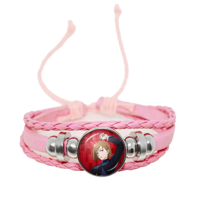 Bracelet tressé rose avec pendentif rond au personnage blond et anneaux métalliques argentés