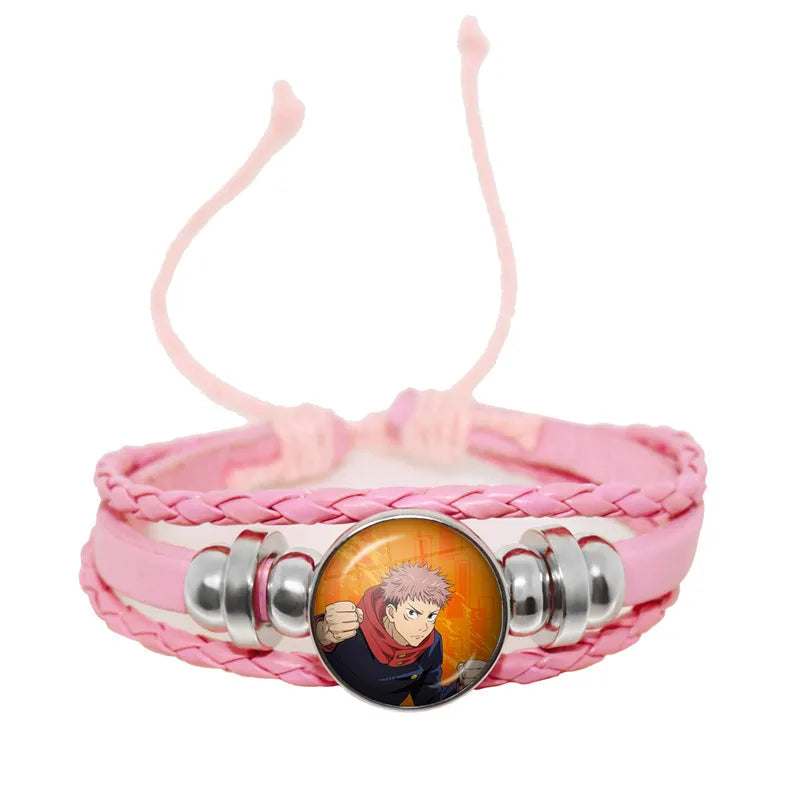 Bracelet en cuir tressé rose, perles argentées et cabochon rond au motif du personnage Kyoto.