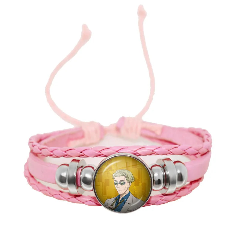 Bracelet en cuir tressé rose, perles argentées et cabochon rond au motif du personnage Kyoto.