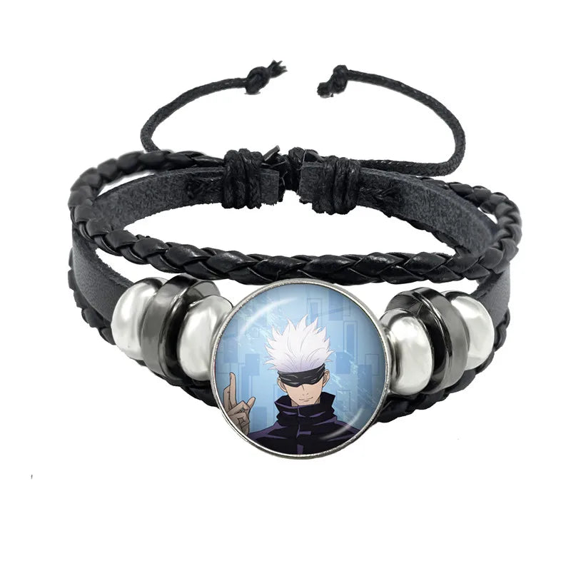 Bracelet en cuir tressé noir, perles argentées et cabochon rond au motif du personnage Kyoto.