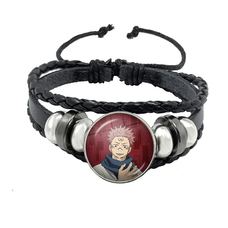 Bracelet en cuir tressé noir, perles argentées et cabochon rond au motif du personnage Kyoto.