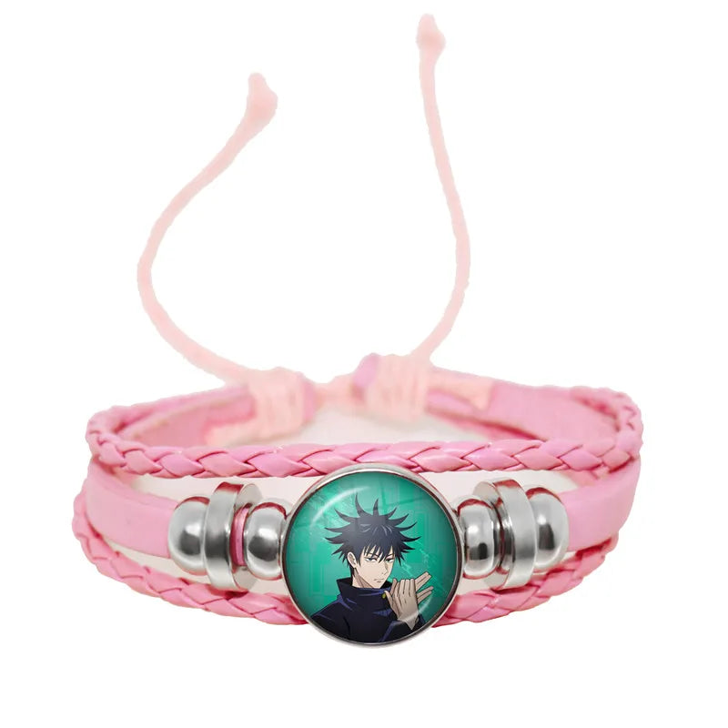 Bracelet en cuir tressé rose, perles argentées et cabochon rond au motif du personnage Kyoto.