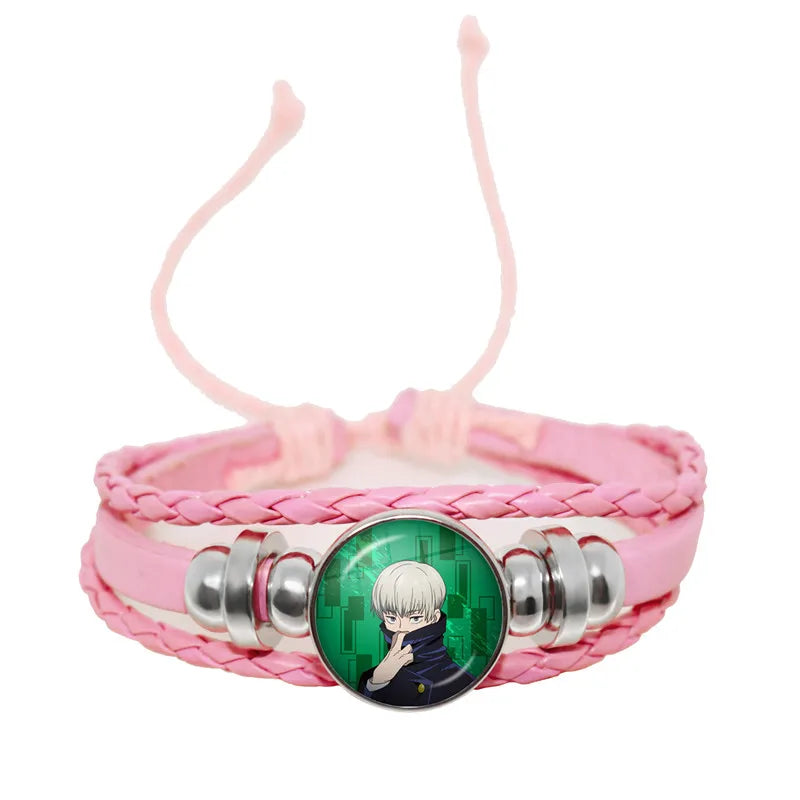 Bracelet tressé rose avec pendentif rond au personnage aux cheveux blancs et anneaux argentés