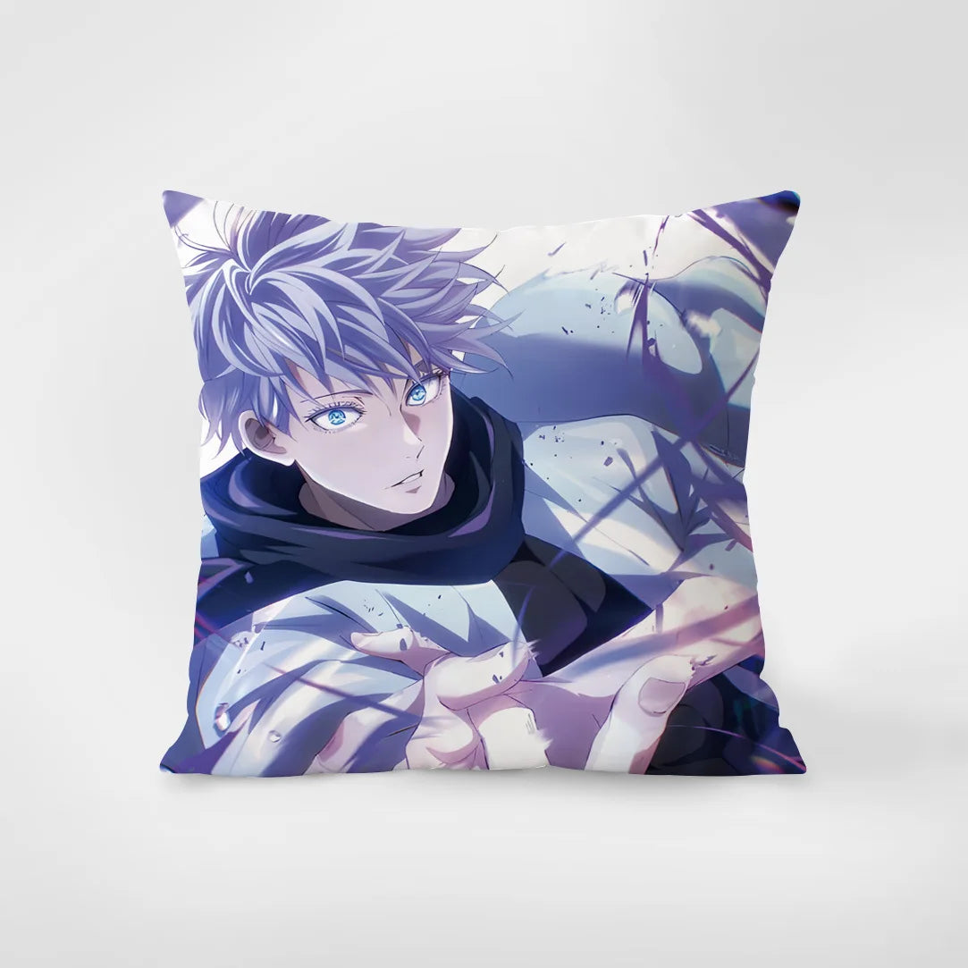 Coussin carré imprimé du personnage Gojo Satoru, tons bleu et violet, bord net.