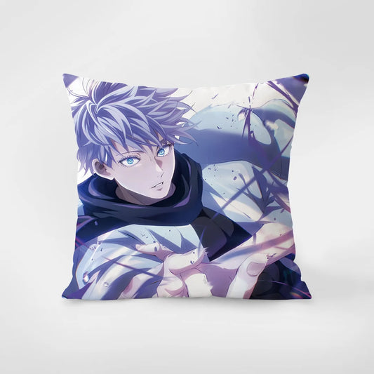 Coussin carré imprimé du personnage Gojo Satoru, tons bleu et violet, bord net.