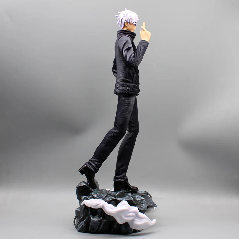 Figurine Gojo Satoru de profil, main levée, debout sur socle rocheux noir.