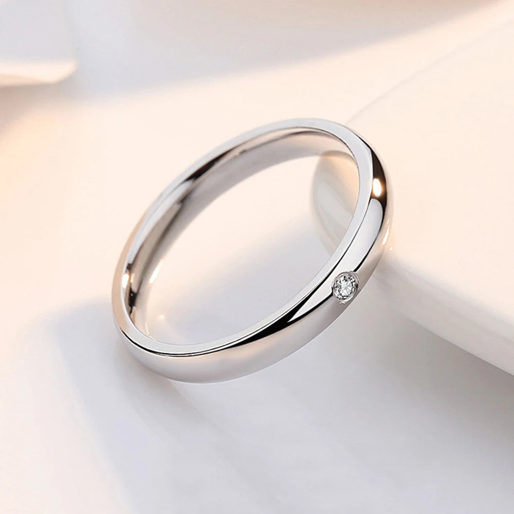 Bague argentée ronde avec une pierre sertie sur le côté