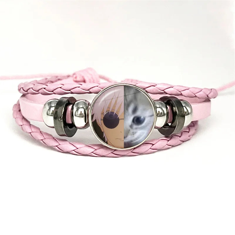 Bracelet en cuir tressé rose pâle, cabochon rond avec visage aux yeux bleus.