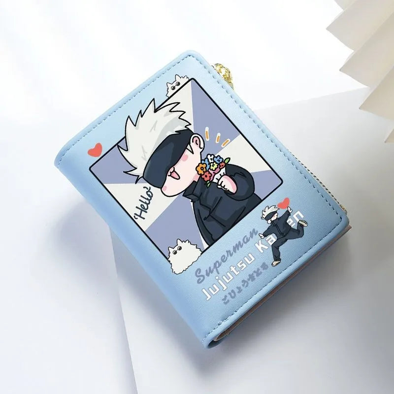 Portefeuille bleu clair avec dessin animé Gojo, fermeture à rabat, surpiqûres visibles