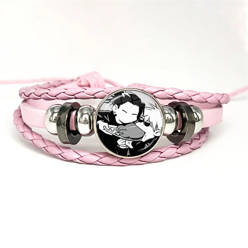 Bracelet cuir tressé rose pâle, cabochon rond avec personnage manga noir et blanc.