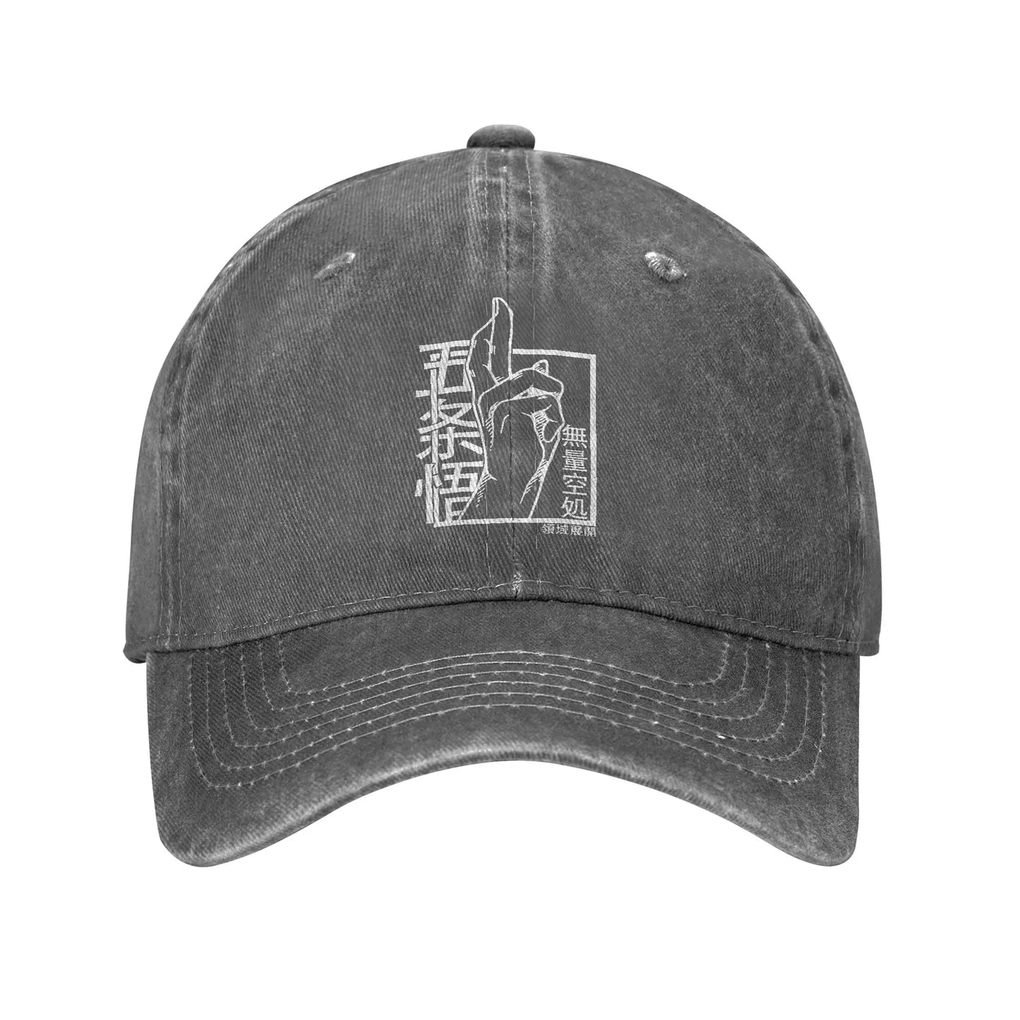 Casquette grise vue de face, broderie carrée blanche centrée sur la calotte