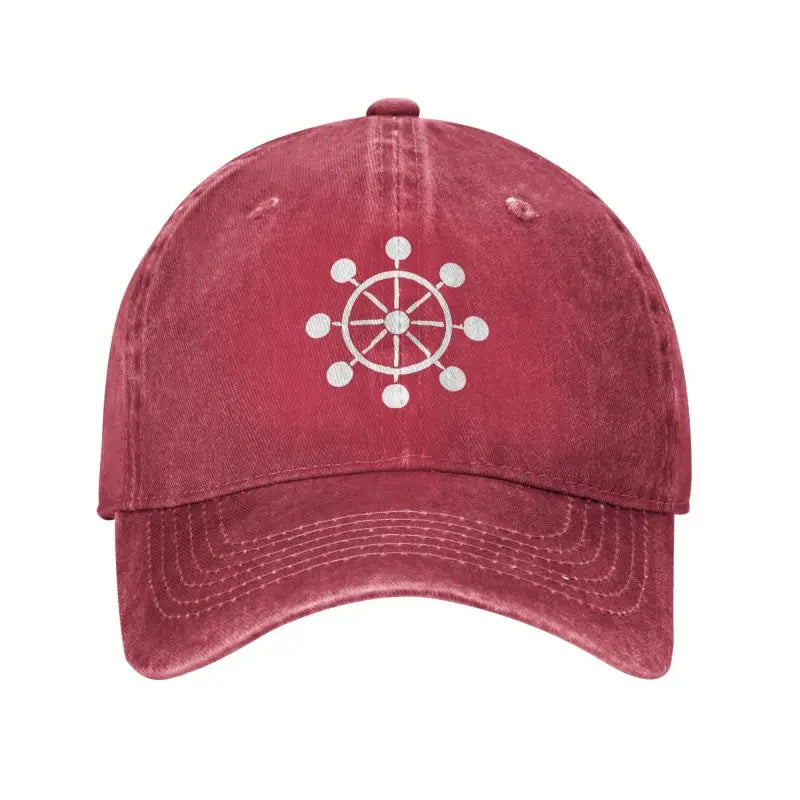 Casquette bordeaux avec logo Mahoraga blanc sur le devant et visière courbée