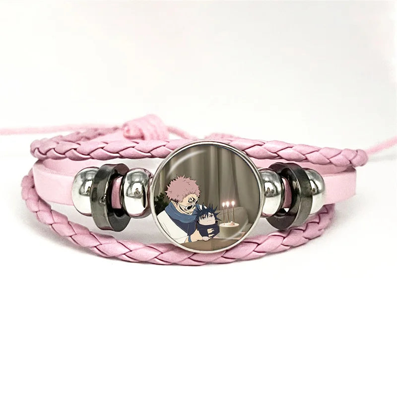 Bracelet en cuir tressé rose pâle avec cabochon rond et attache métal, personnages animés.