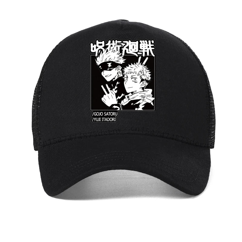 Casquette noire avec écusson Jujutsu Kaisen en imprimé noir et blanc, vue arrière.