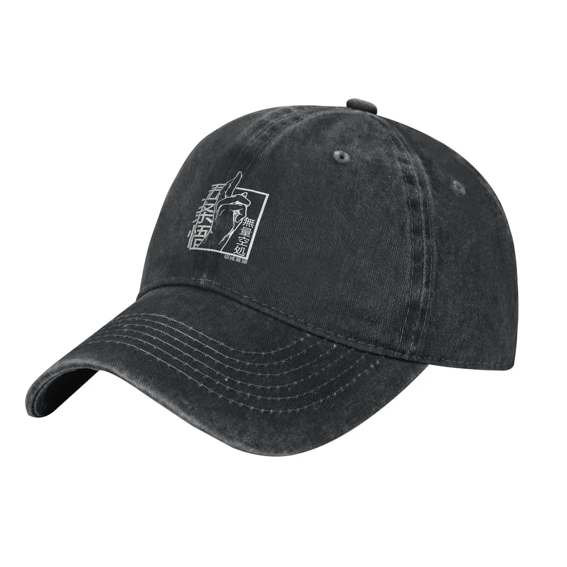 Casquette noire vue de côté, logo blanc sur le devant et surpiqûres de la visière