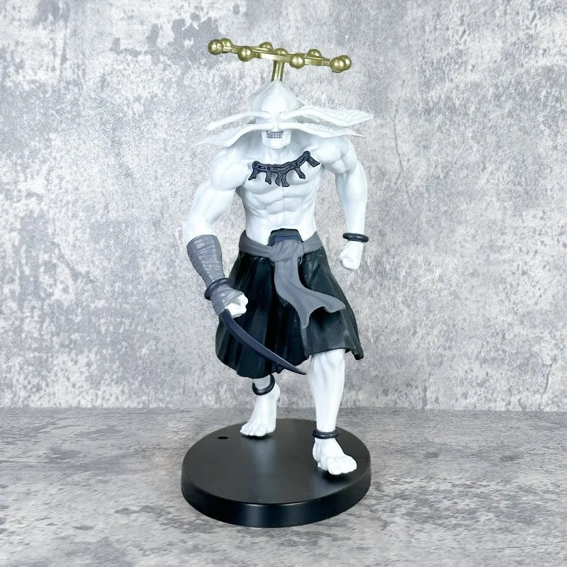 Figurine Mahoraga, torse blanc, jupette noire, arme et bâton dorés, socle noir.