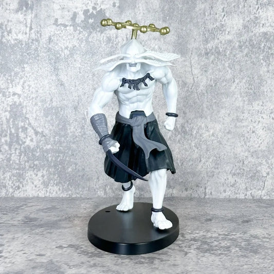 Figurine Mahoraga, torse blanc, jupette noire, arme et bâton dorés, socle noir.