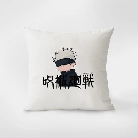 Coussin carré blanc avec illustration chibi de Gojo et texte noir.