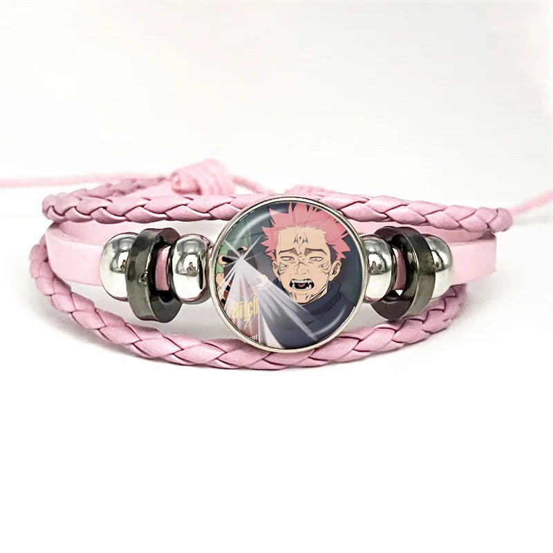 Bracelet cuir tressé rose pâle avec cabochon rond, personnage aux cheveux roses en action.