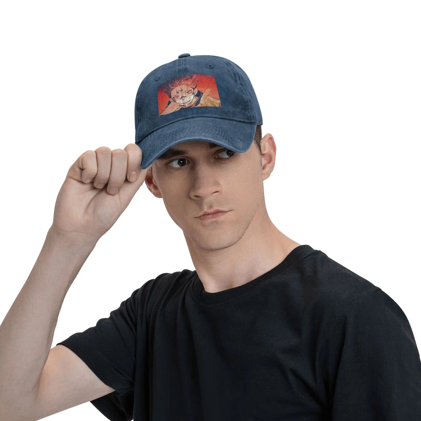 Casquette denim bleu portée, devant avec patch personnage souriant, visière courbée