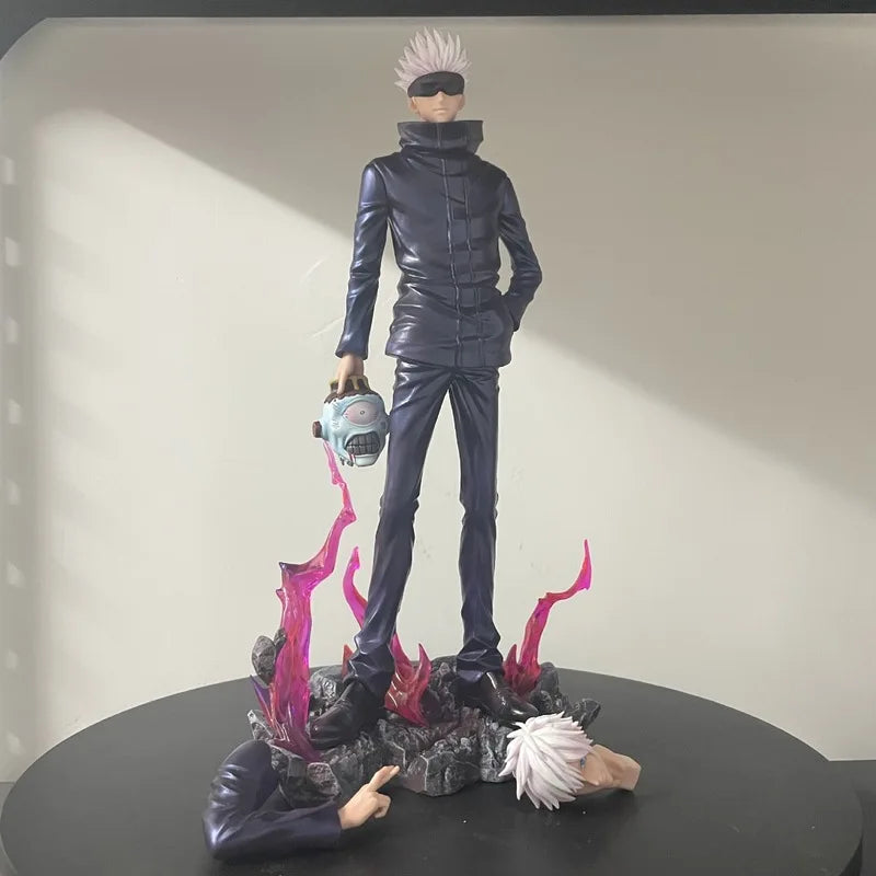 Figurine en tenue noire, cheveux blancs, tenant une tête grise avec flammes roses.