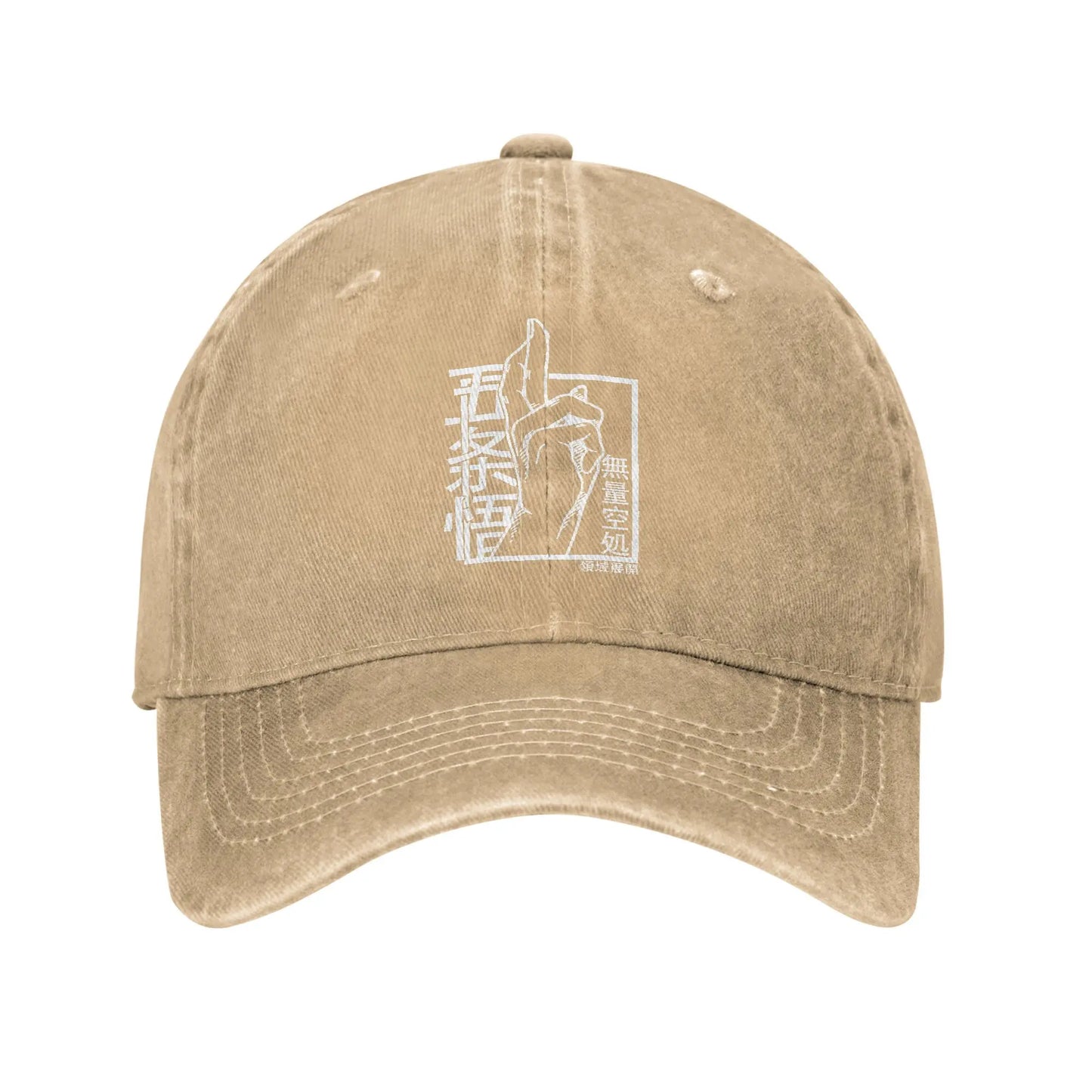 Casquette beige, logo blanc sur le devant et surpiqûres visibles de la visière courbée