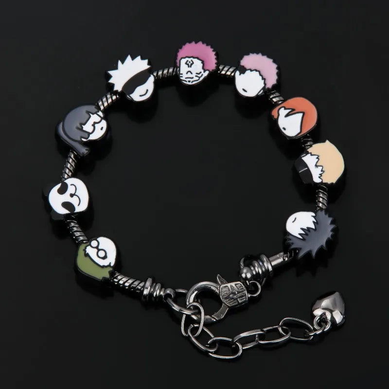 Bracelet rond à breloques personnages, bracelet à billes noires et fermoir métallique.