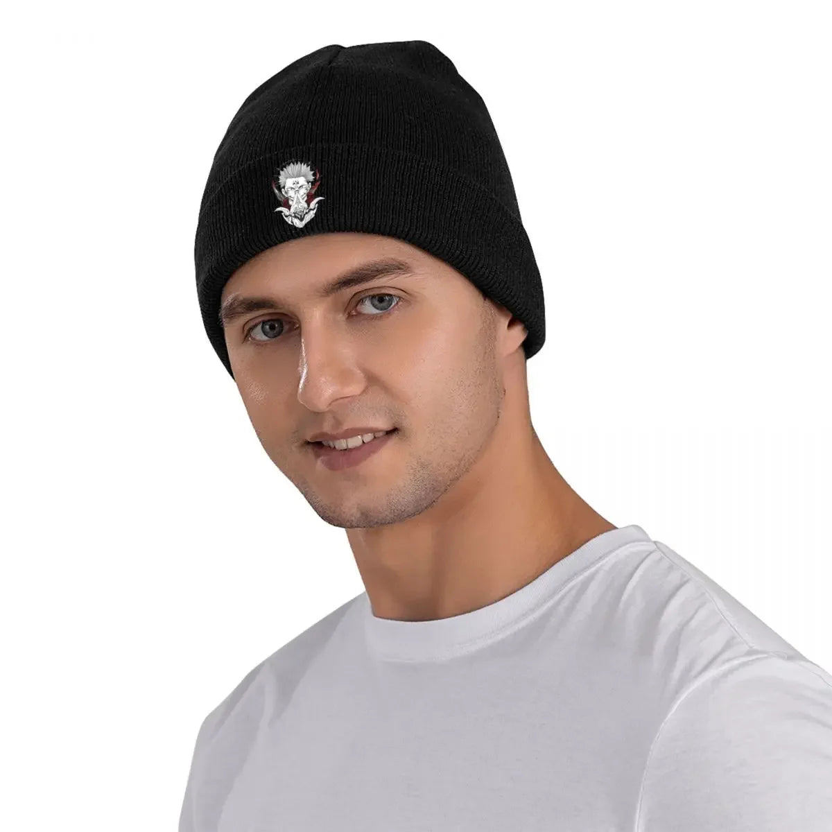 Bonnet noir côtelé avec écusson central, porté par homme