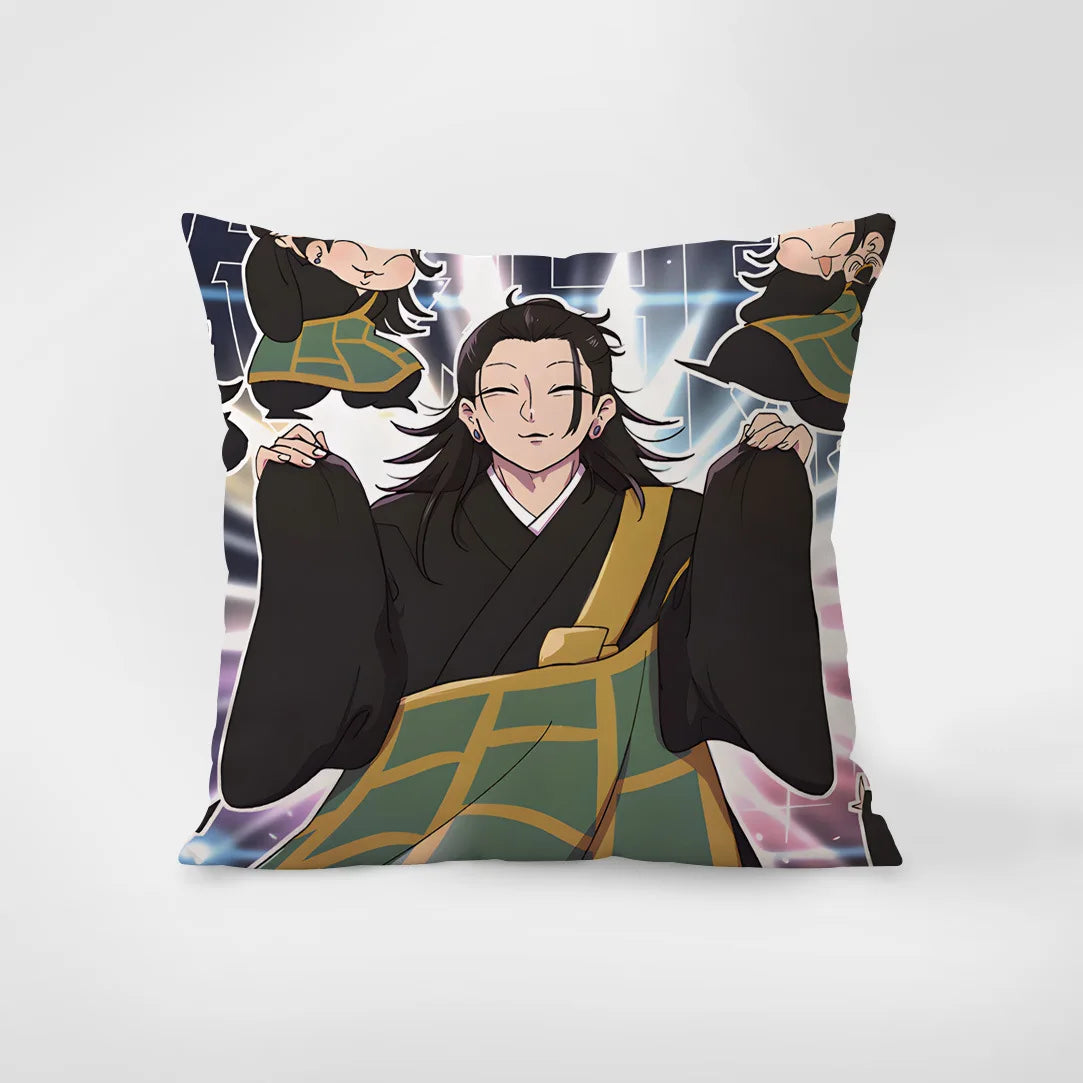 Coussin carré avec portrait stylisé de Suguru Geto, fond sombre et teintes vertes.