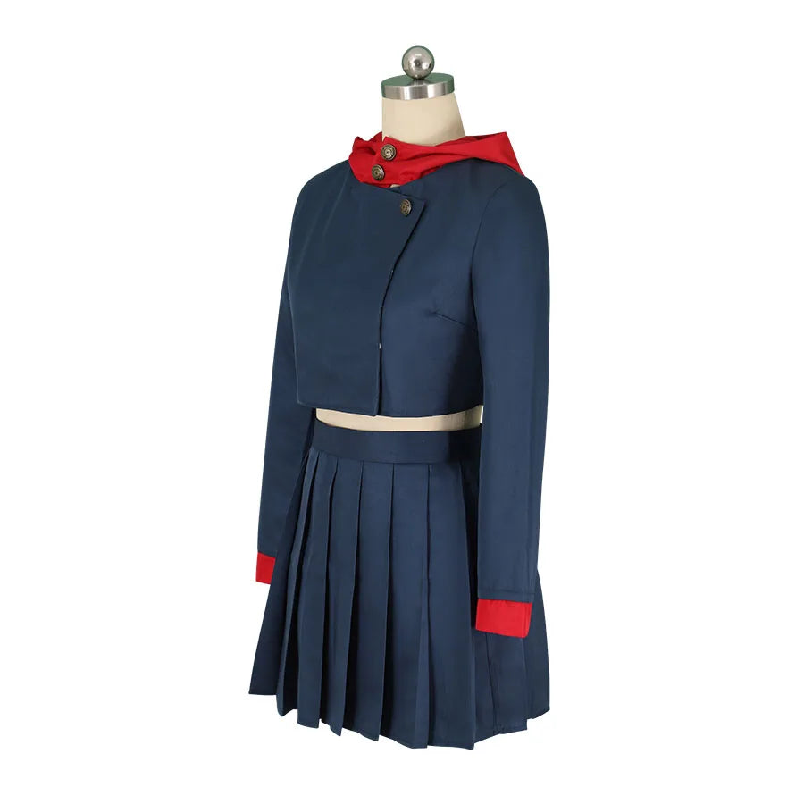 Veste bleu foncé à ouverture, jupe plissée courte, poignets rouges, costume femme