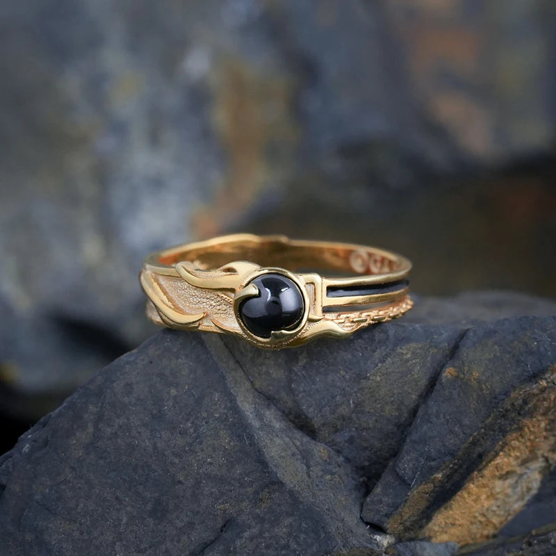 Bague dorée Geto/Gojo avec pierre noire ovale et motifs gravés