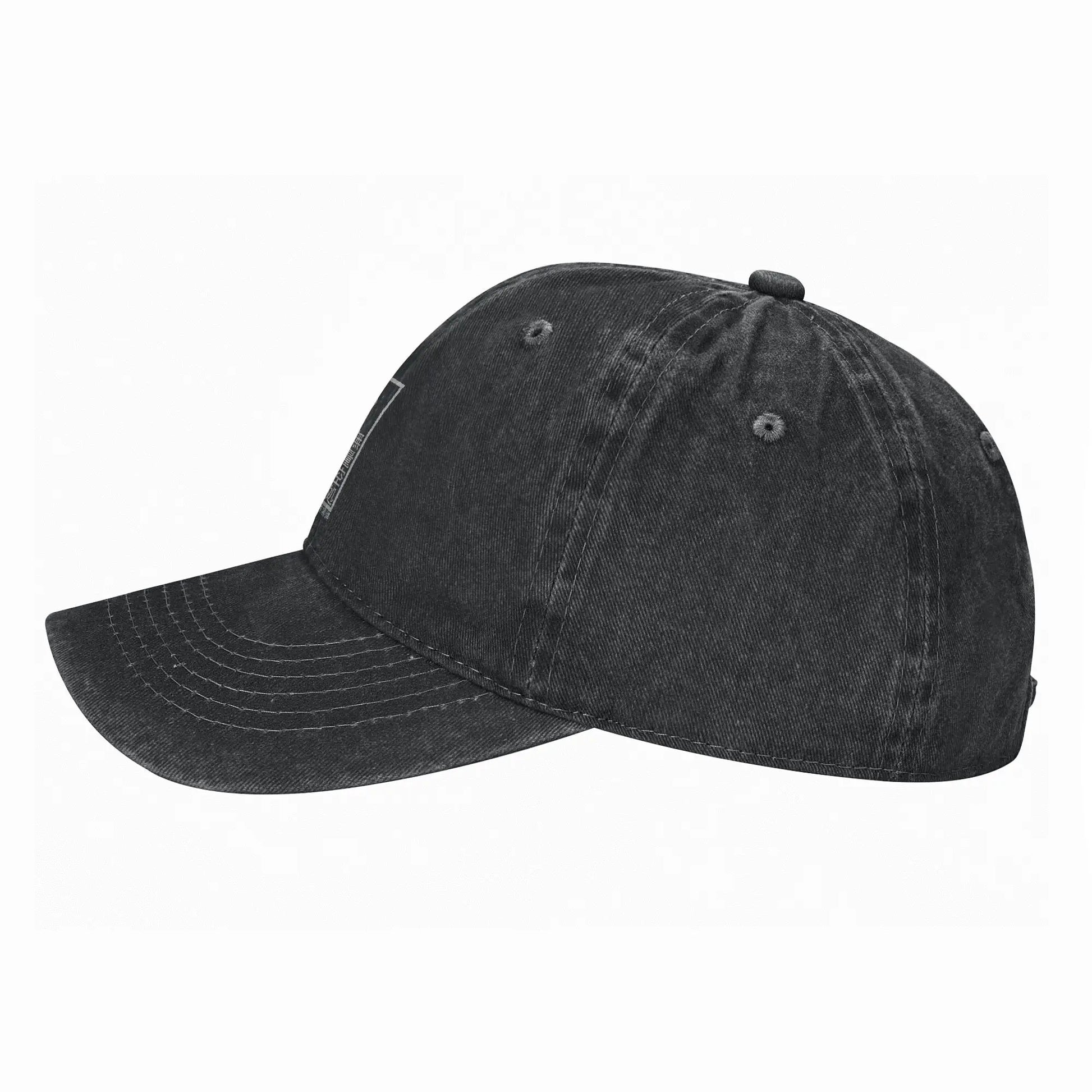 Casquette noire, vue de profil avec coutures sur la calotte et la visière