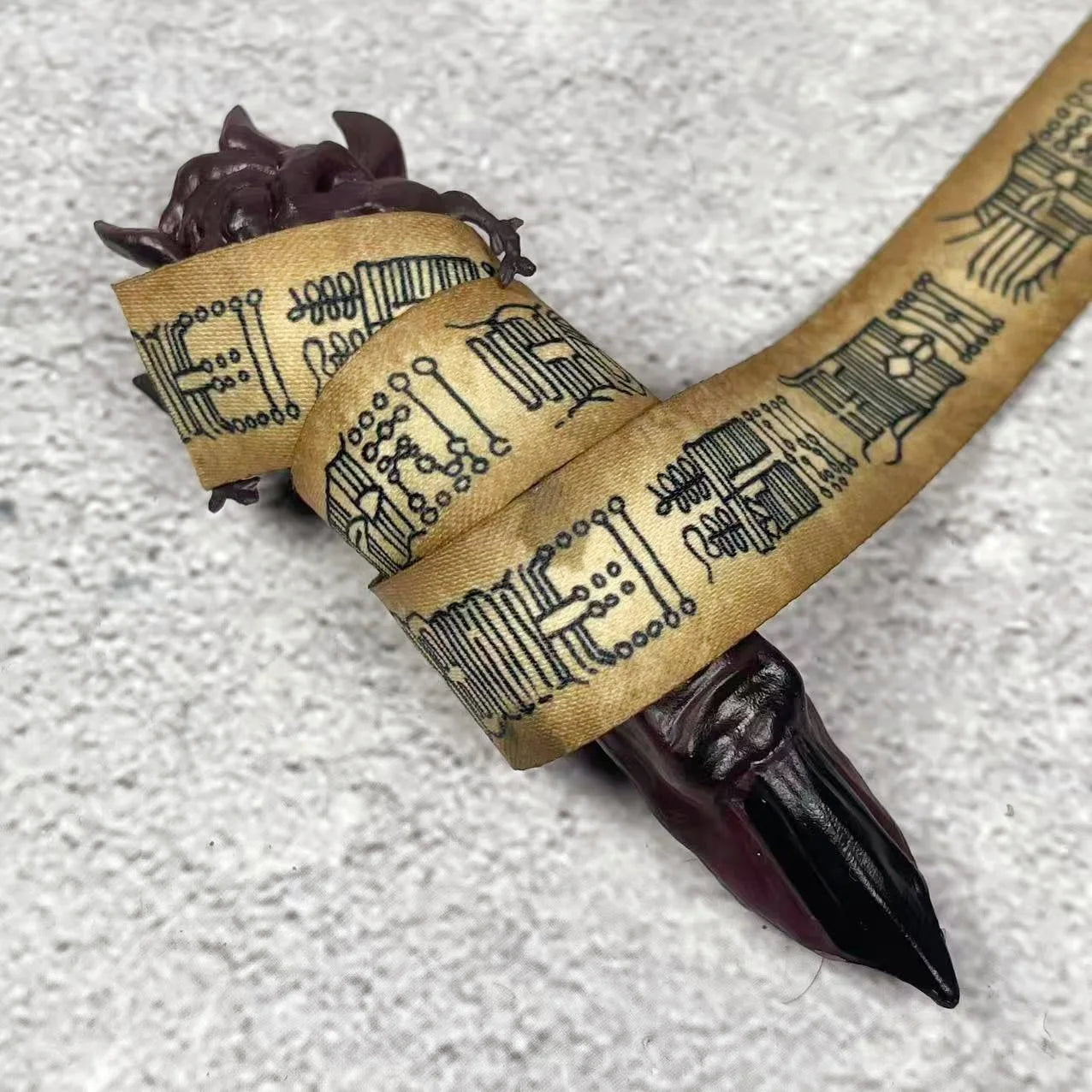 Doigt de figurine sombre avec ruban beige à motifs sur la boîte en bois