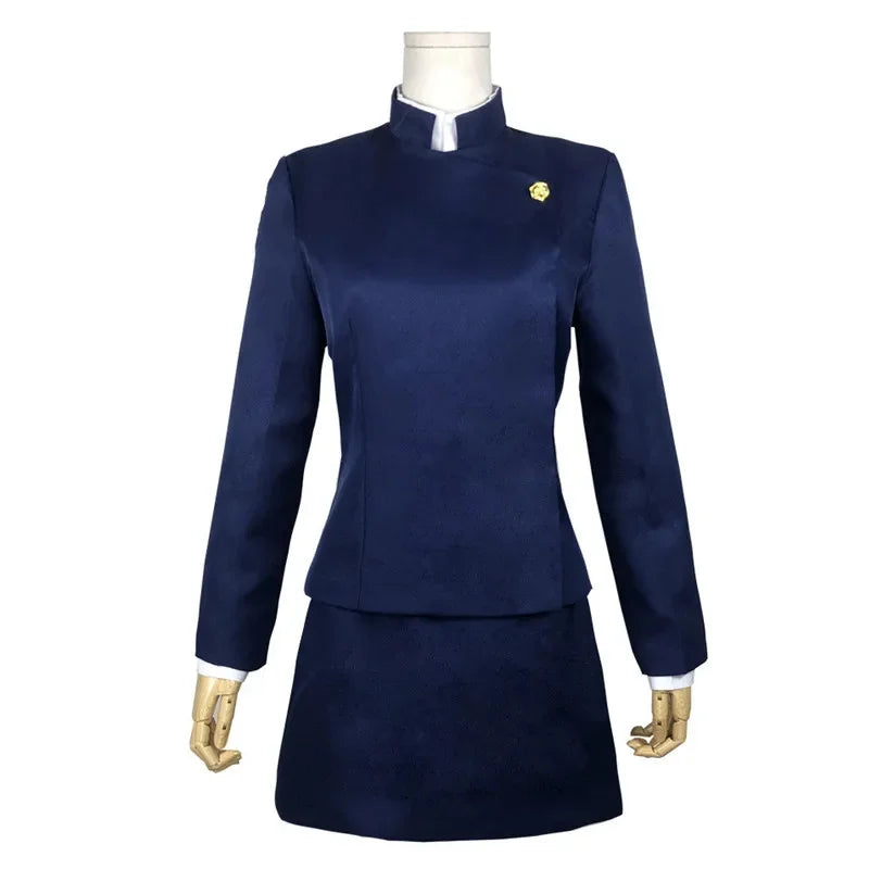 Veste bleu foncé avec col blanc et écusson doré, jupe assortie, coupe cintrée.