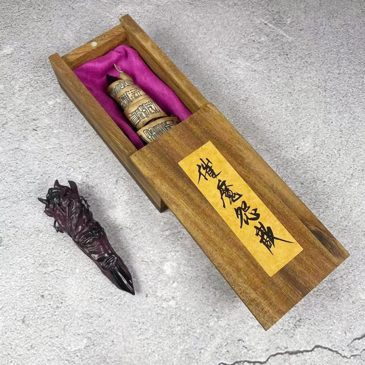 Boîte en bois collector avec tissu violet et doigt de figurine en résine sombre