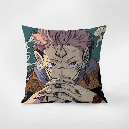 Coussin carré avec illustration de Sukuna démon, cheveux gris et yeux rouges, bras croisés.