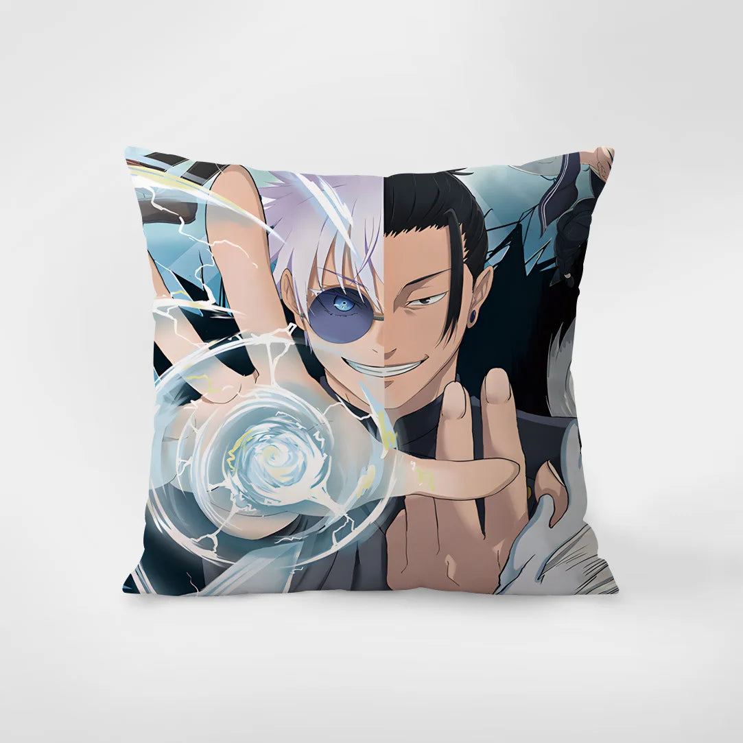 Coussin carré imprimé anime bleu, noir et beige, avec personnages au design graphique.